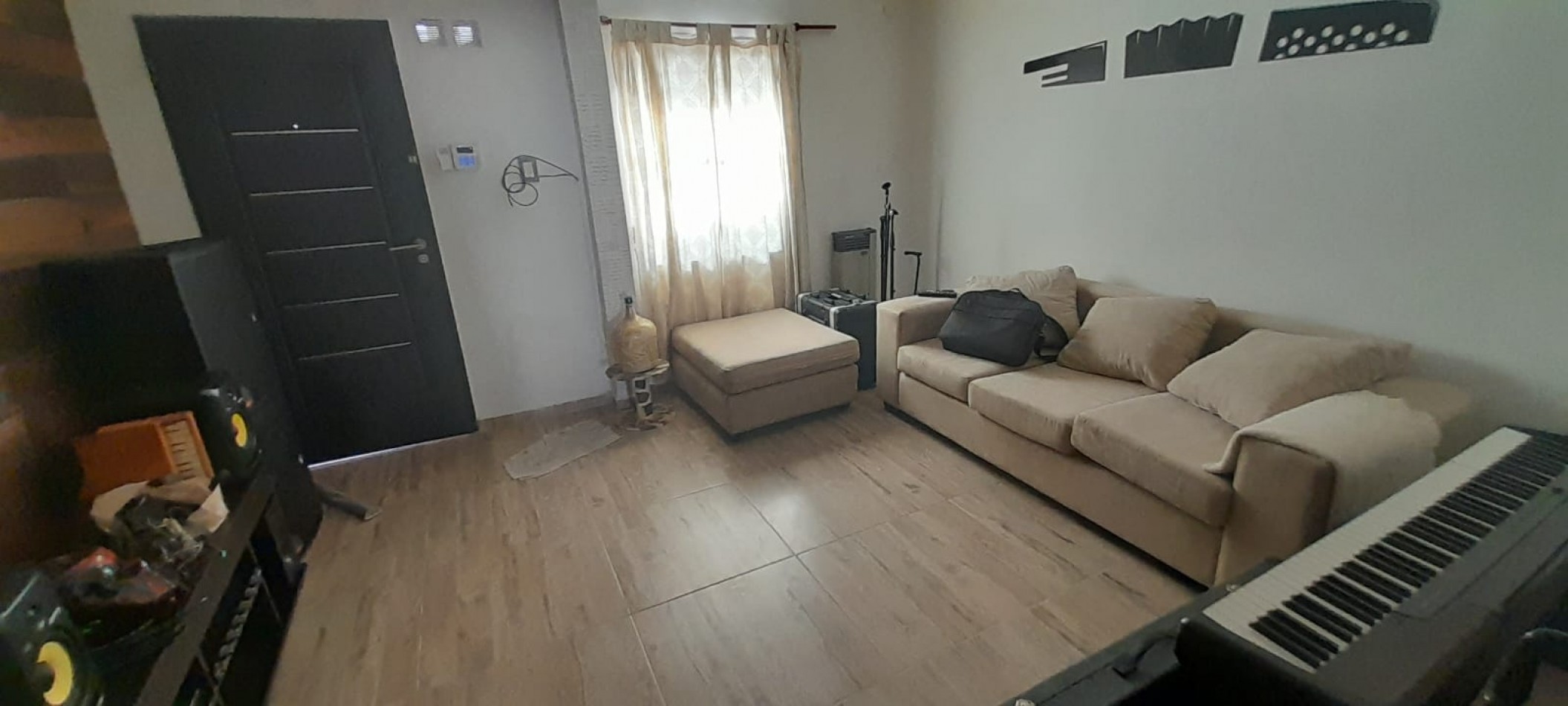 CASA CON ESTILO PARTICULAR DE 1 DORMITORIO RECICLADA A NUEVA 