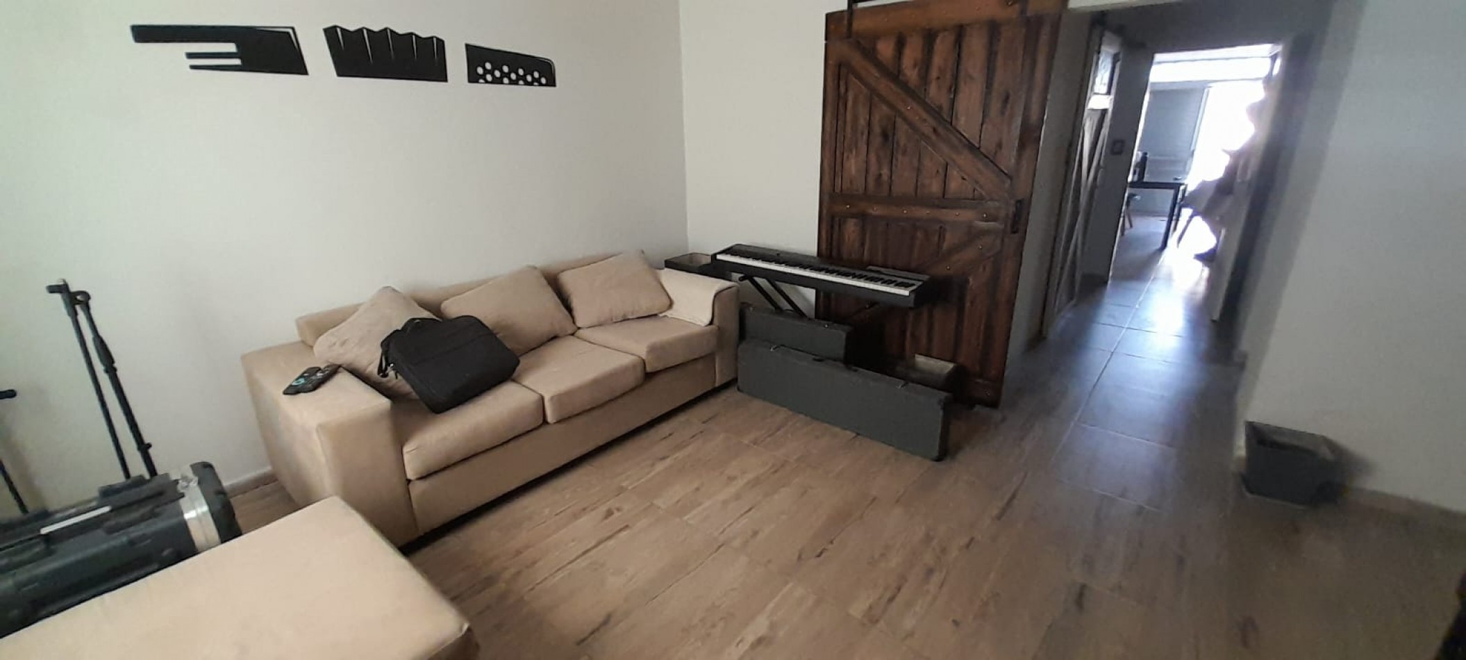 CASA CON ESTILO PARTICULAR DE 1 DORMITORIO RECICLADA A NUEVA 