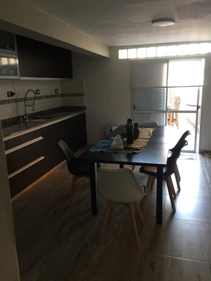 CASA CON ESTILO PARTICULAR DE 1 DORMITORIO RECICLADA A NUEVA 