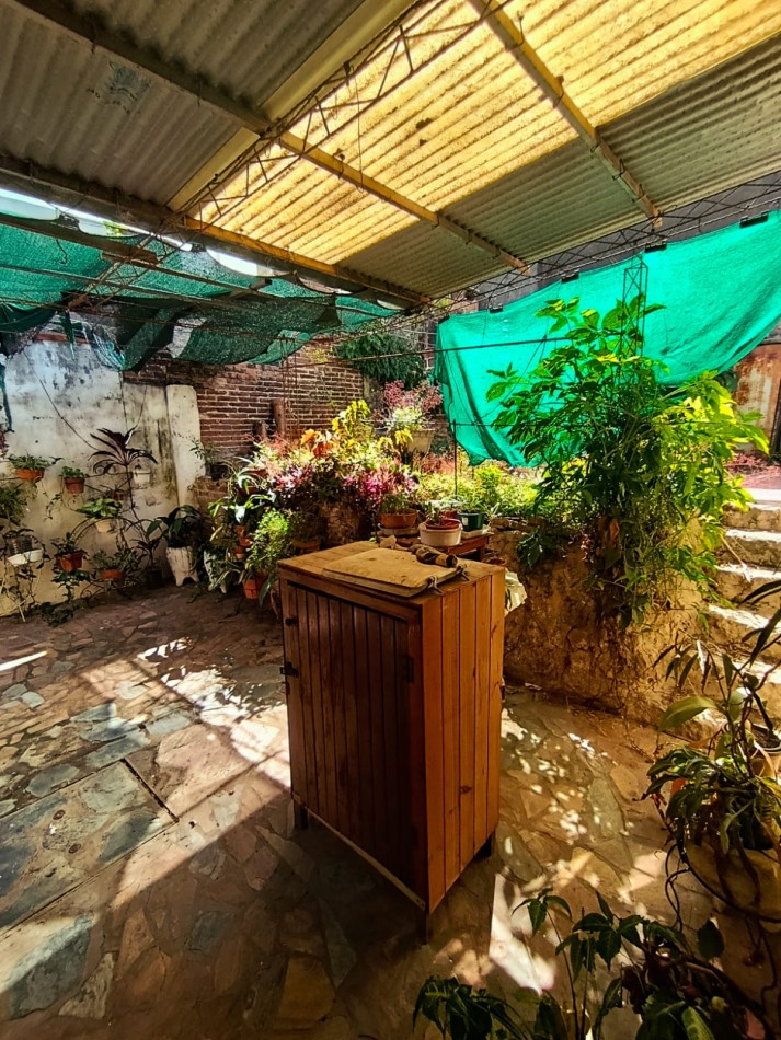 Casa en venta zona Thompson excelente oportunidad a refaccionar 