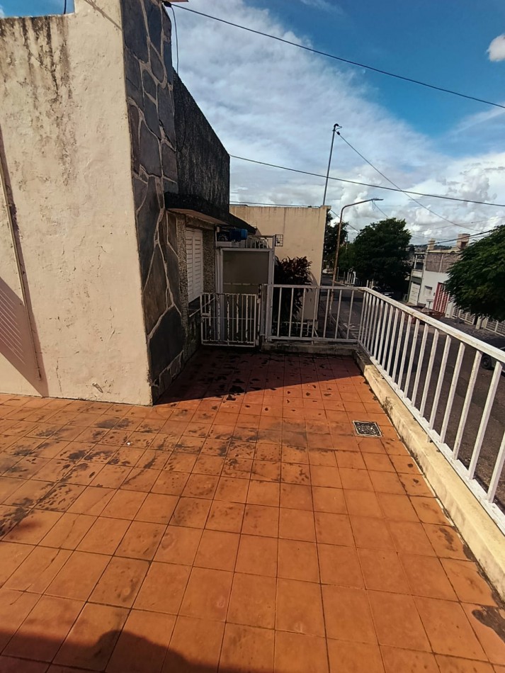 Casa en venta zona Thompson excelente oportunidad a refaccionar 