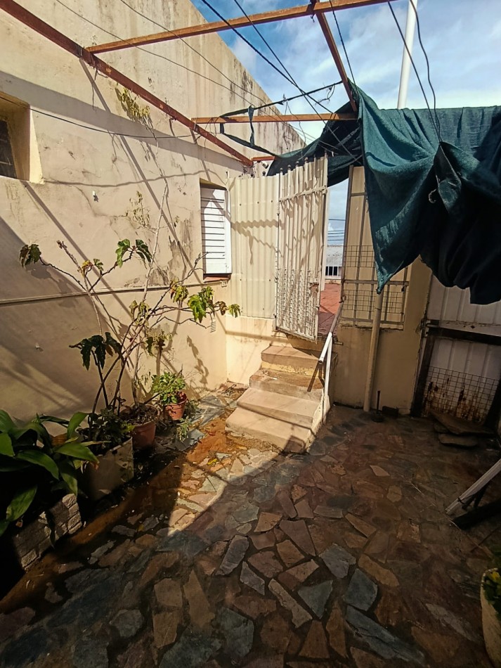 Casa en venta zona Thompson excelente oportunidad a refaccionar 