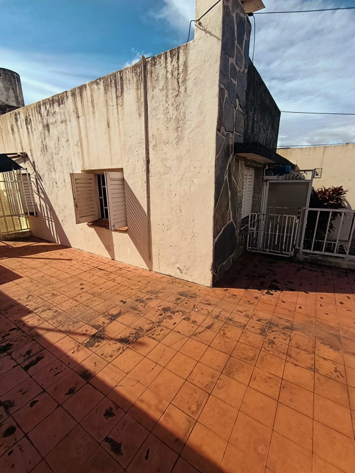 Casa en venta zona Thompson excelente oportunidad a refaccionar 