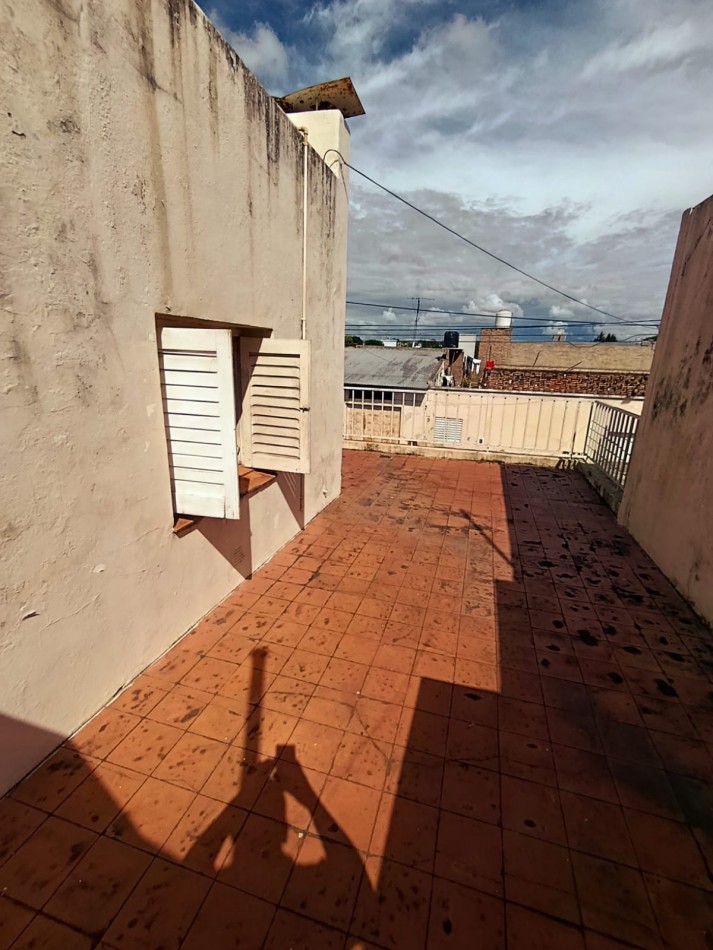 Casa en venta zona Thompson excelente oportunidad a refaccionar 
