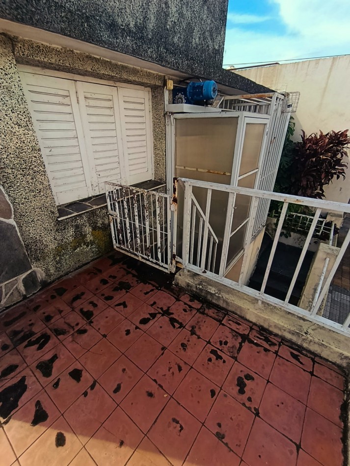 Casa en venta zona Thompson excelente oportunidad a refaccionar 