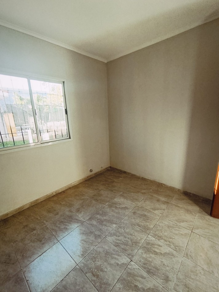 Amplia y moderna casa en calle Garrigo.