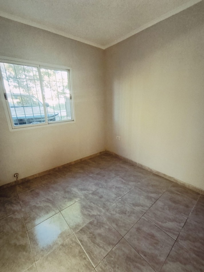 Amplia y moderna casa en calle Garrigo.