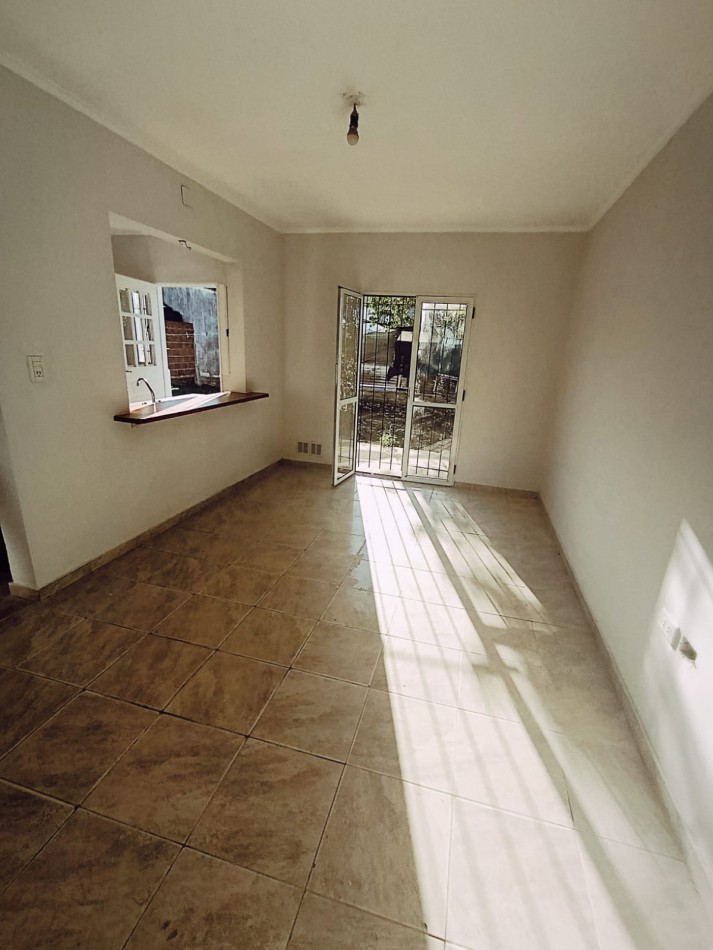 Amplia y moderna casa en calle Garrigo.