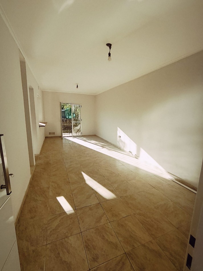 Amplia y moderna casa en calle Garrigo.