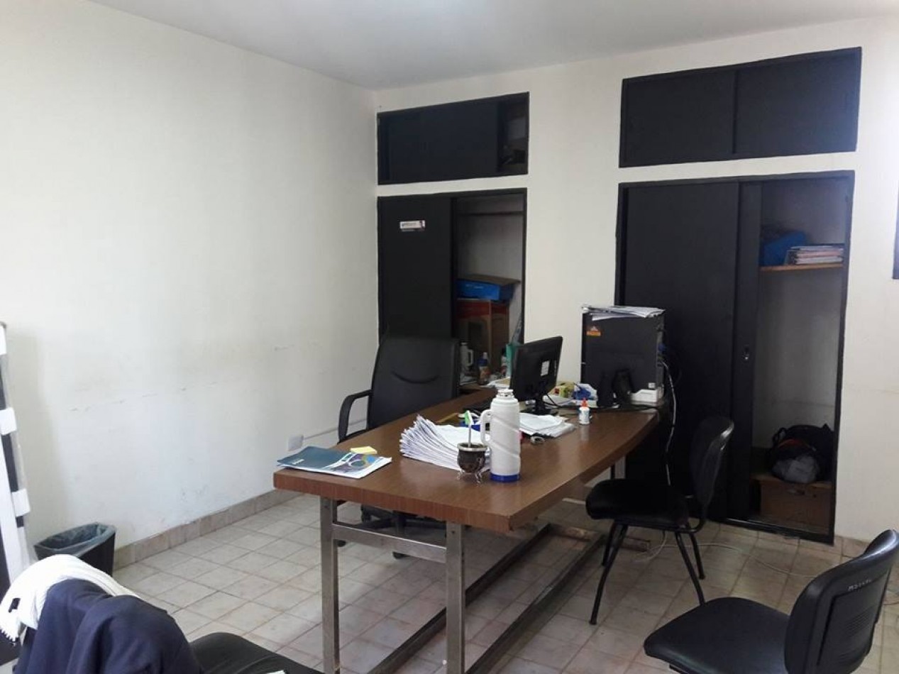 Casona y terreno de gran superficie en Centro Civico. 