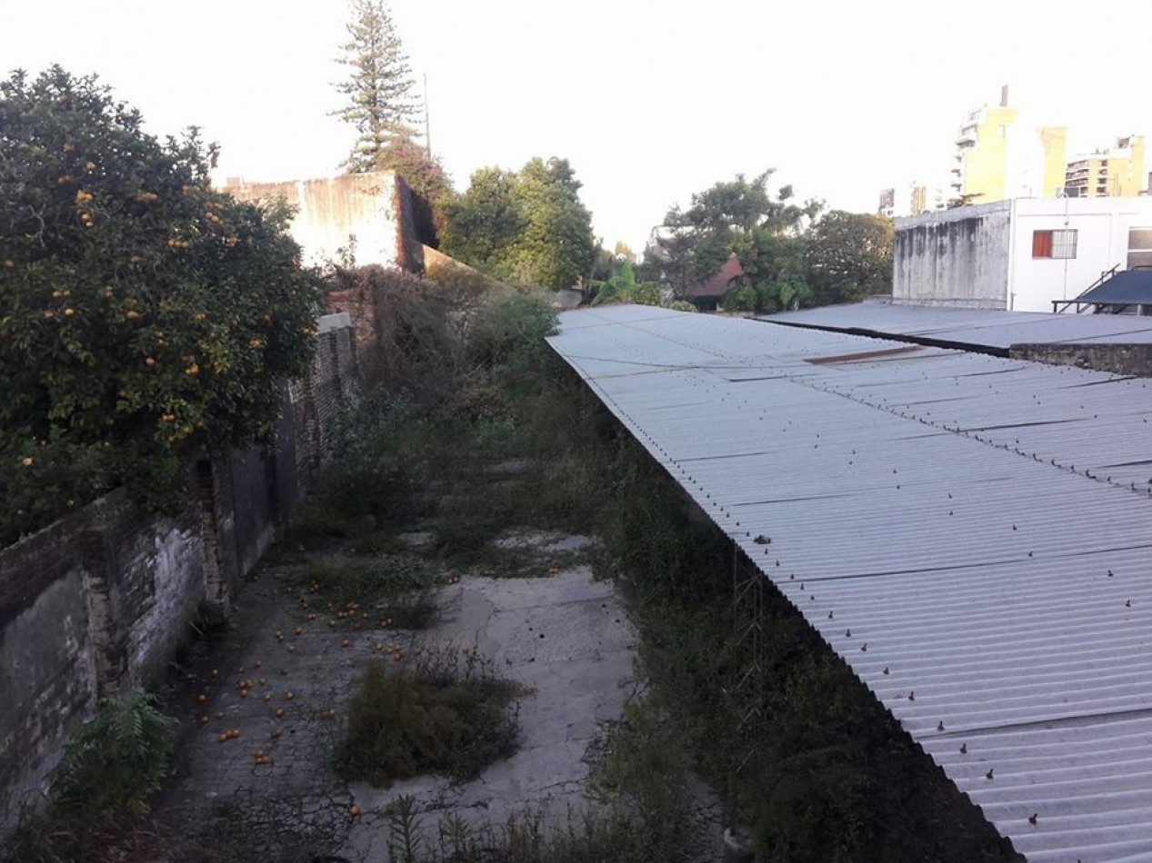 Casona y terreno de gran superficie en Centro Civico. 