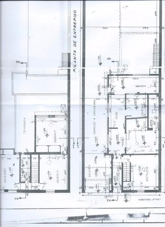 Casona y terreno de gran superficie en Centro Civico. 
