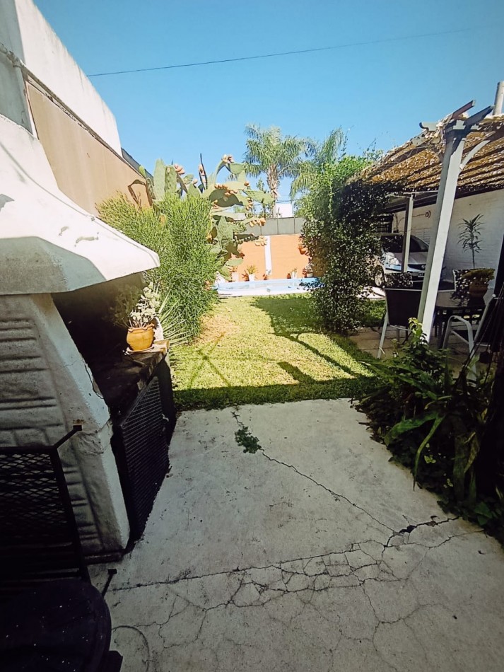  Casa en esquina con pileta y quincho - Zona Escuela de Policia, Parana 