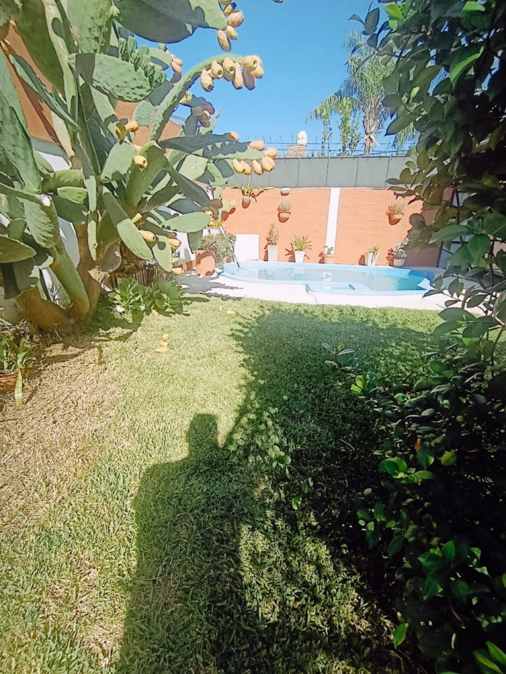  Casa en esquina con pileta y quincho - Zona Escuela de Policia, Parana 
