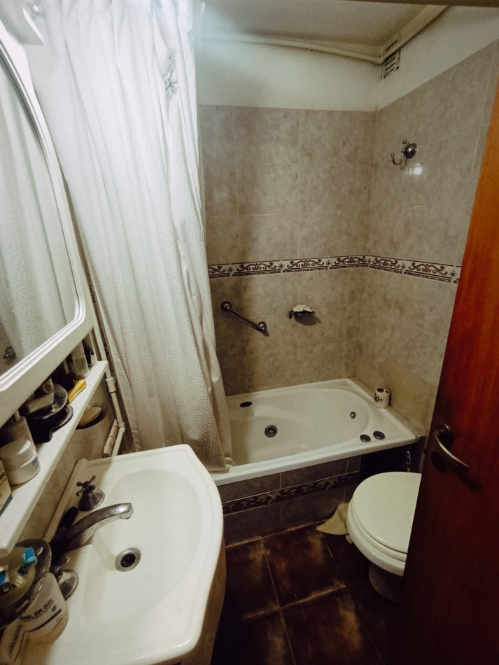 Se alquila departamento 2 dormitorios con cochera zona centro a 1 cuadra de peatonal