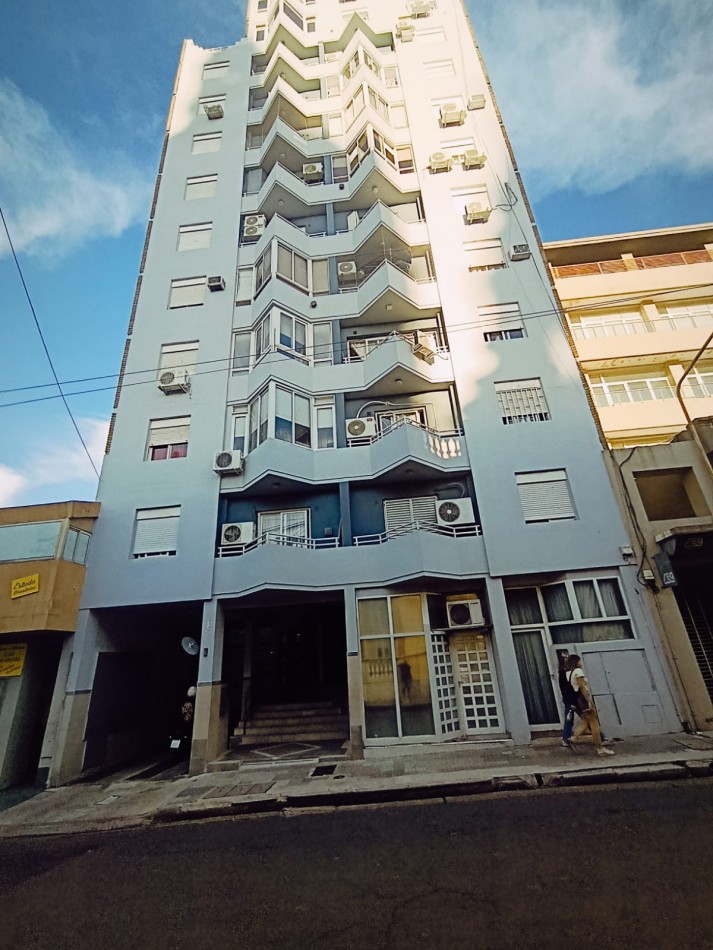 Se alquila departamento 2 dormitorios con cochera zona centro a 1 cuadra de peatonal