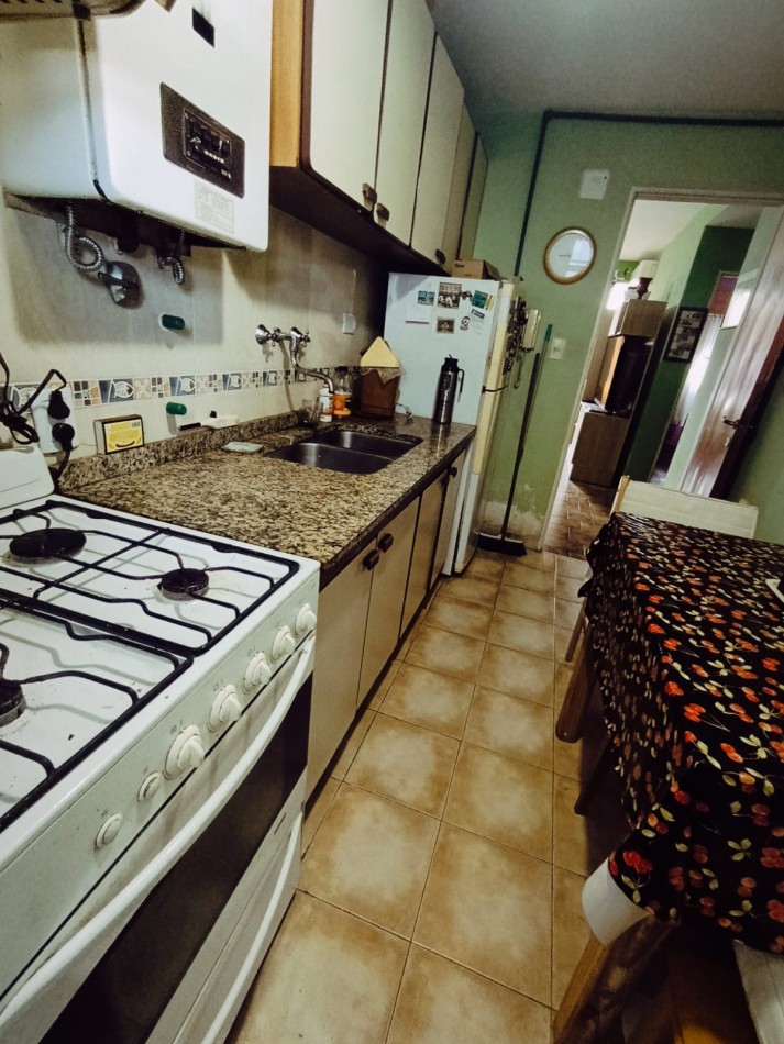 Se alquila departamento 2 dormitorios con cochera zona centro a 1 cuadra de peatonal