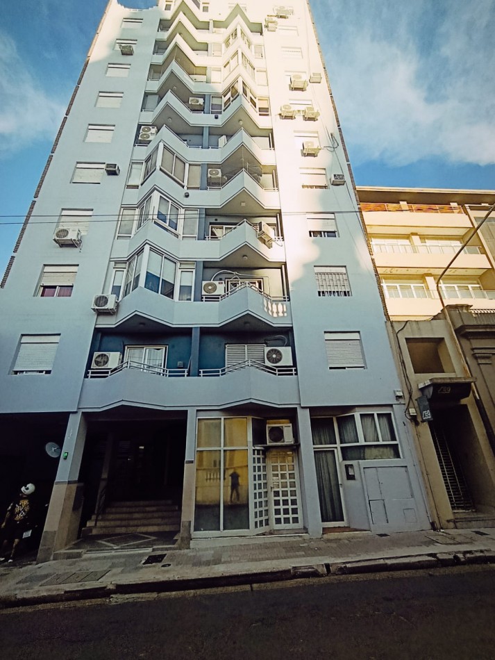 Se alquila departamento 2 dormitorios con cochera zona centro a 1 cuadra de peatonal