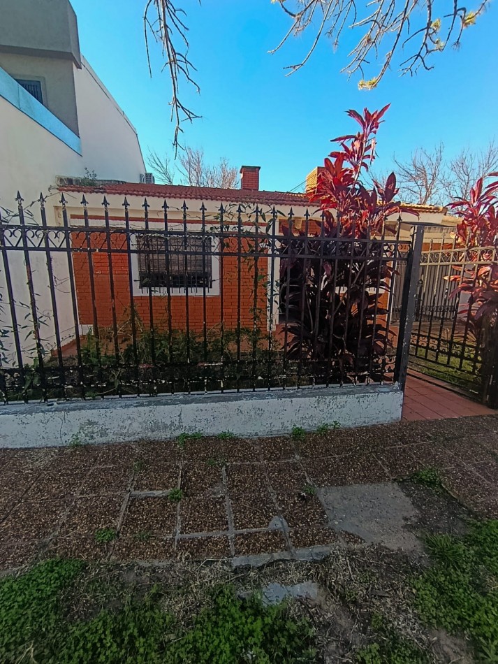 En venta casa 3 dormitorios Domingo Comas al 400