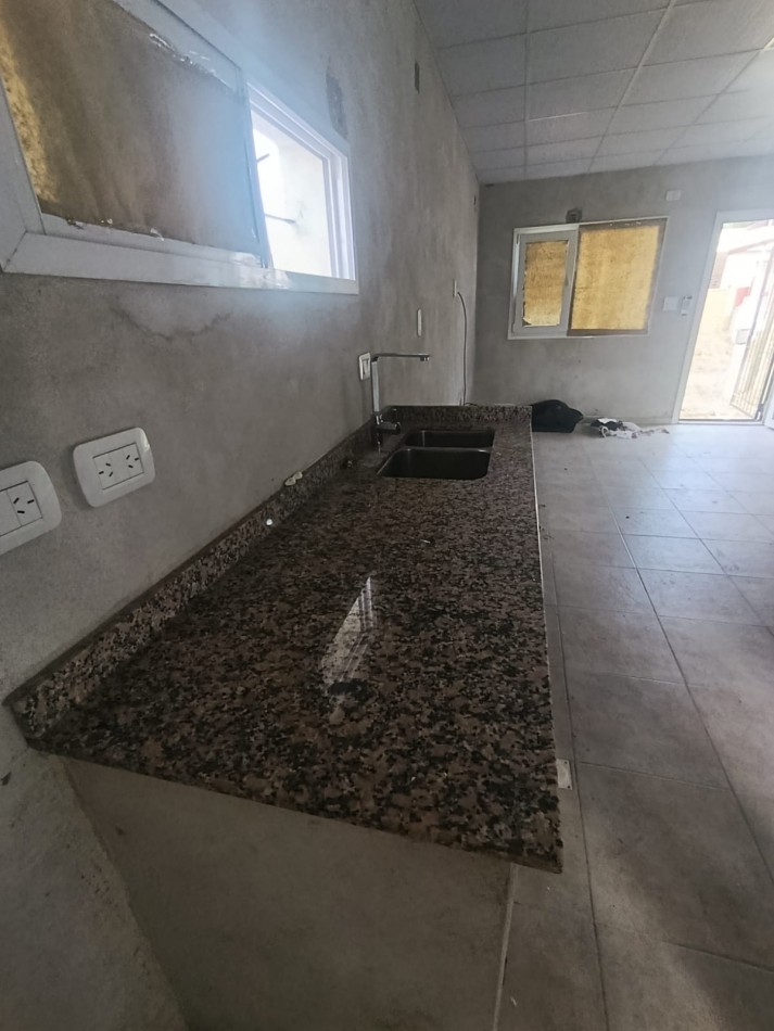 Se alquila casa a estrenar  2 dormitorios con fondo zona Toma Nueva calle Bigua 3496