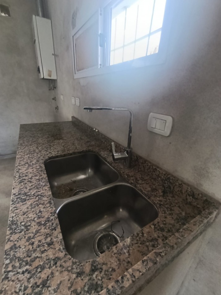Se alquila casa a estrenar  2 dormitorios con fondo zona Toma Nueva calle Bigua 3496