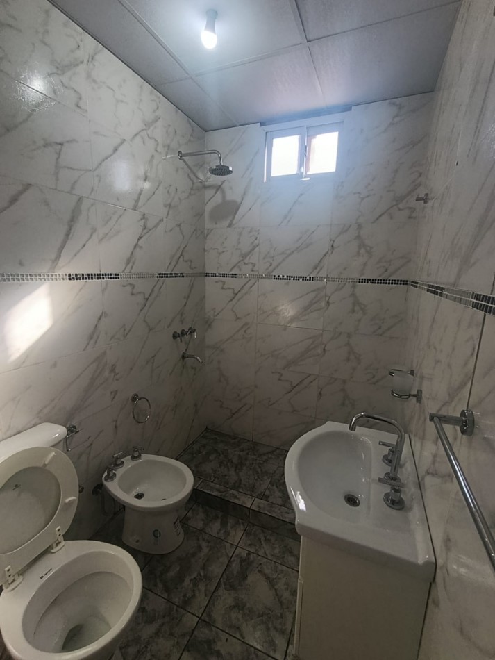 Se alquila casa a estrenar  2 dormitorios con fondo zona Toma Nueva calle Bigua 3496