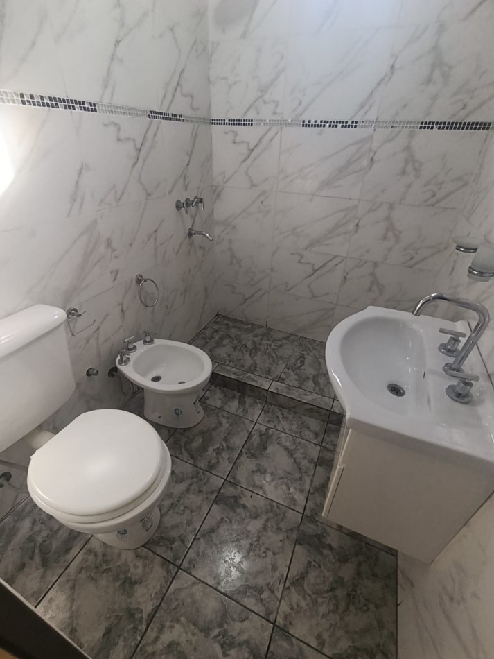 Se alquila casa a estrenar  2 dormitorios con fondo zona Toma Nueva calle Bigua 3496