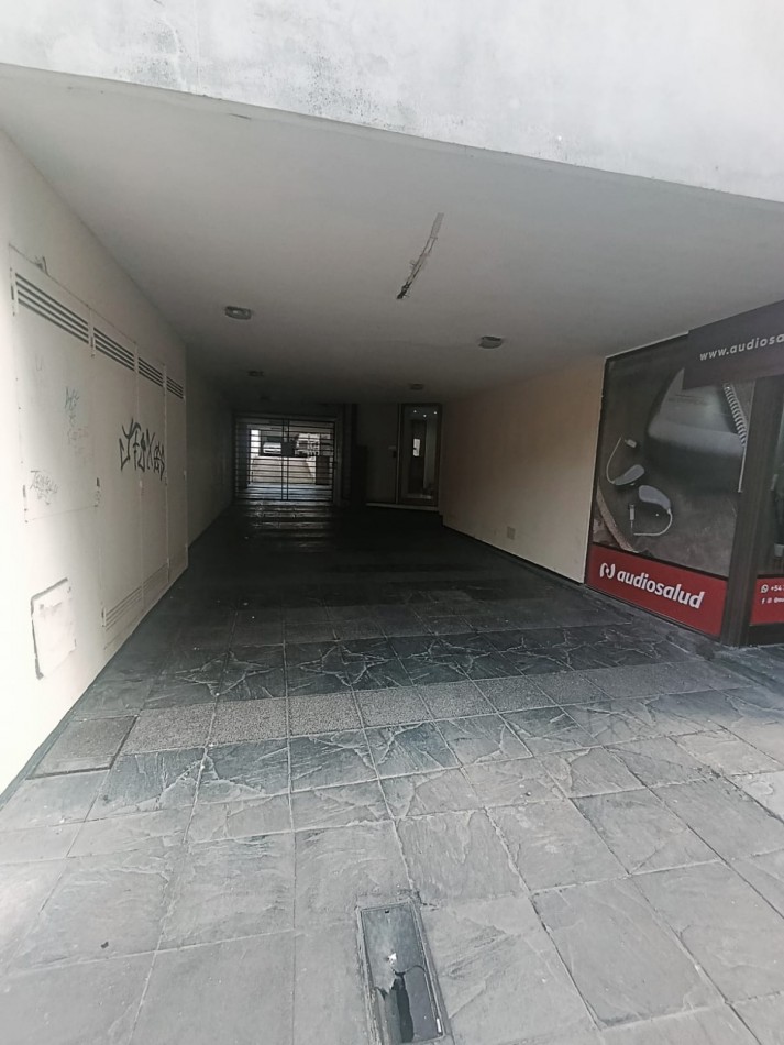 Alquilo cochera en calle Andres Pazos 128 frente a caja de Jubilaciones y una cuadra de peatonal 