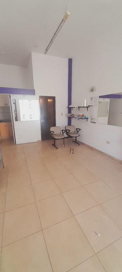 Se alquila local comercial calle Echague 