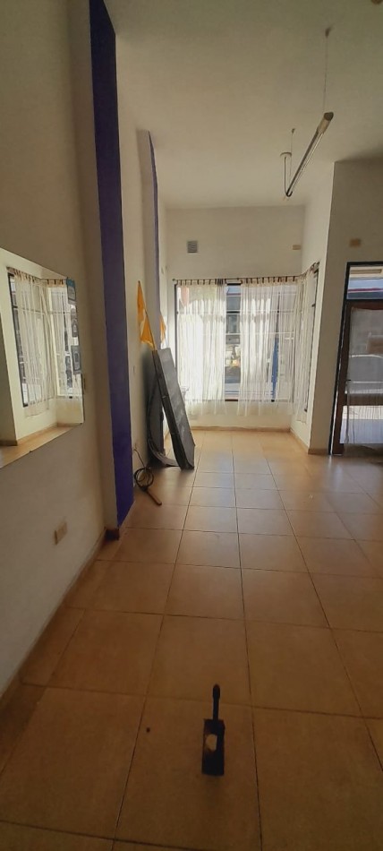 Se alquila local comercial calle Echague 