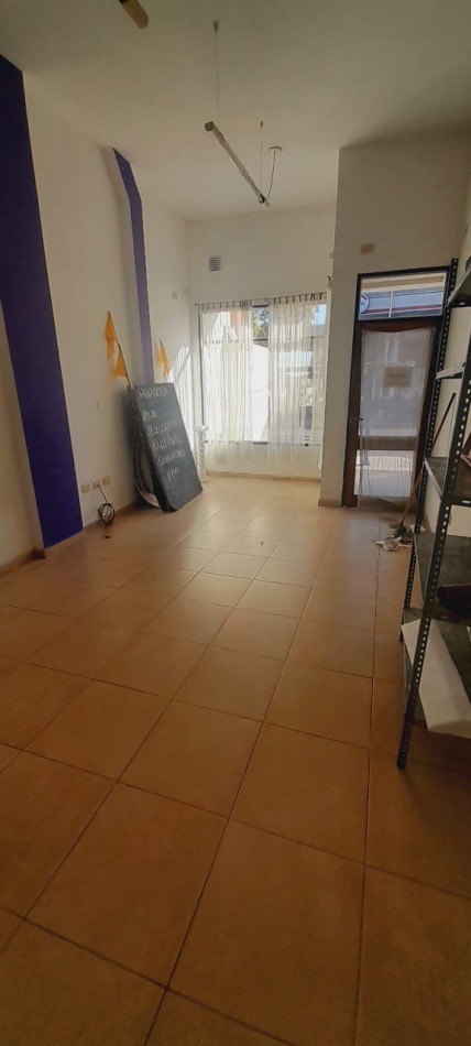 Se alquila local comercial calle Echague 