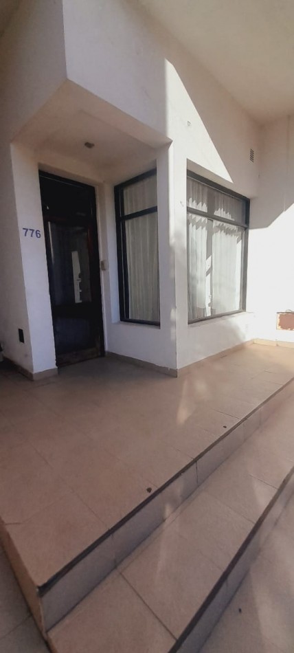 Se alquila local comercial calle Echague 