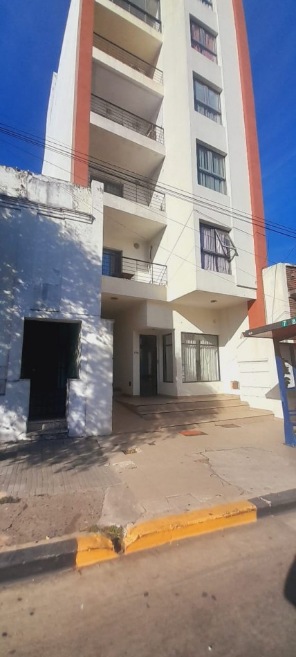 Se alquila local comercial calle Echague 