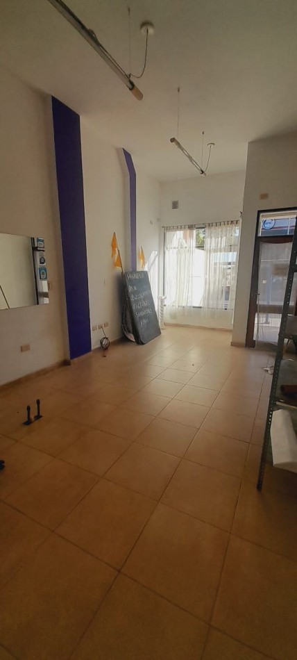 Se alquila local comercial calle Echague 