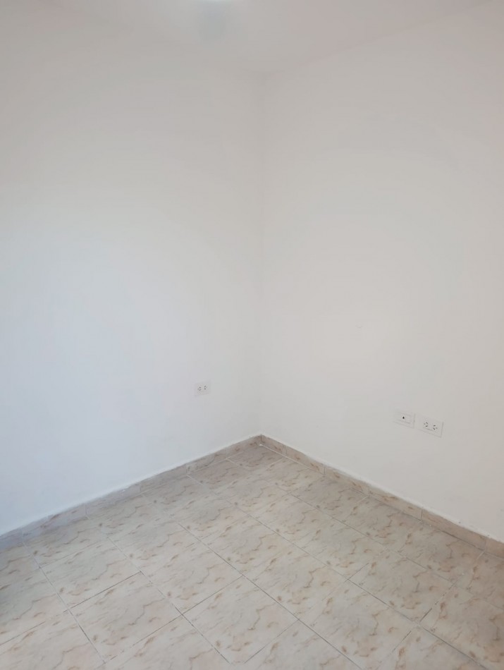 En alquiler departamento planta baja 1 dormitorio pequeño patio zona sur 