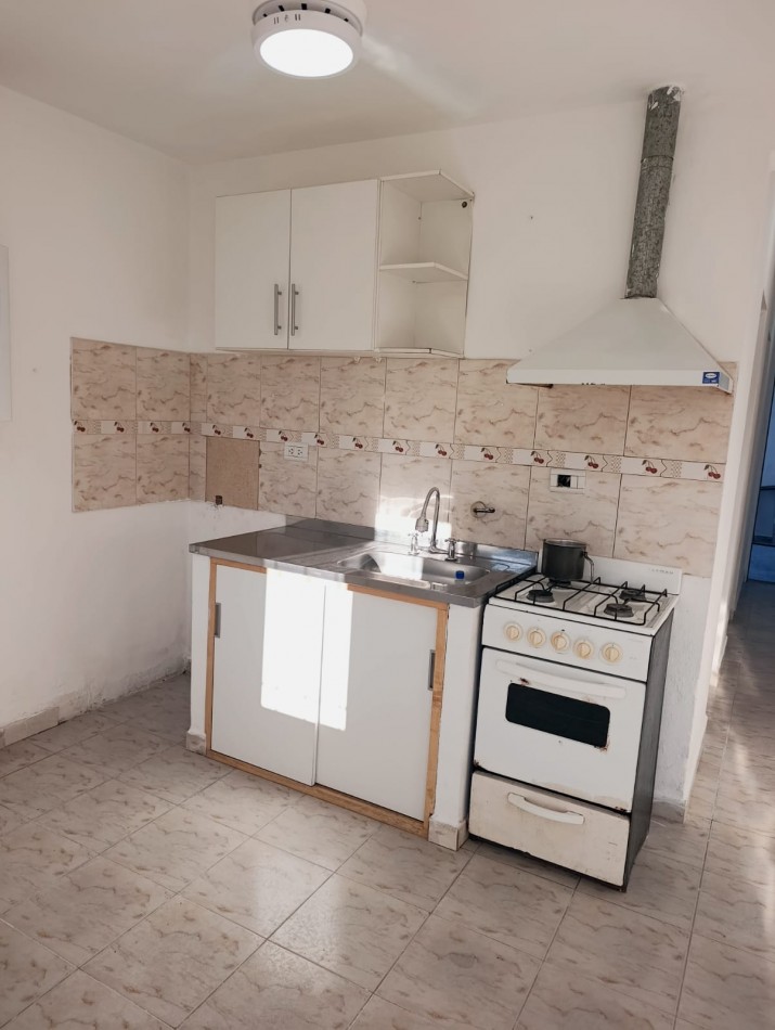En alquiler departamento planta baja 1 dormitorio pequeño patio zona sur 