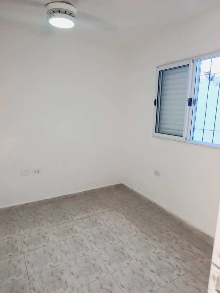 En alquiler departamento planta baja 1 dormitorio pequeño patio zona sur 