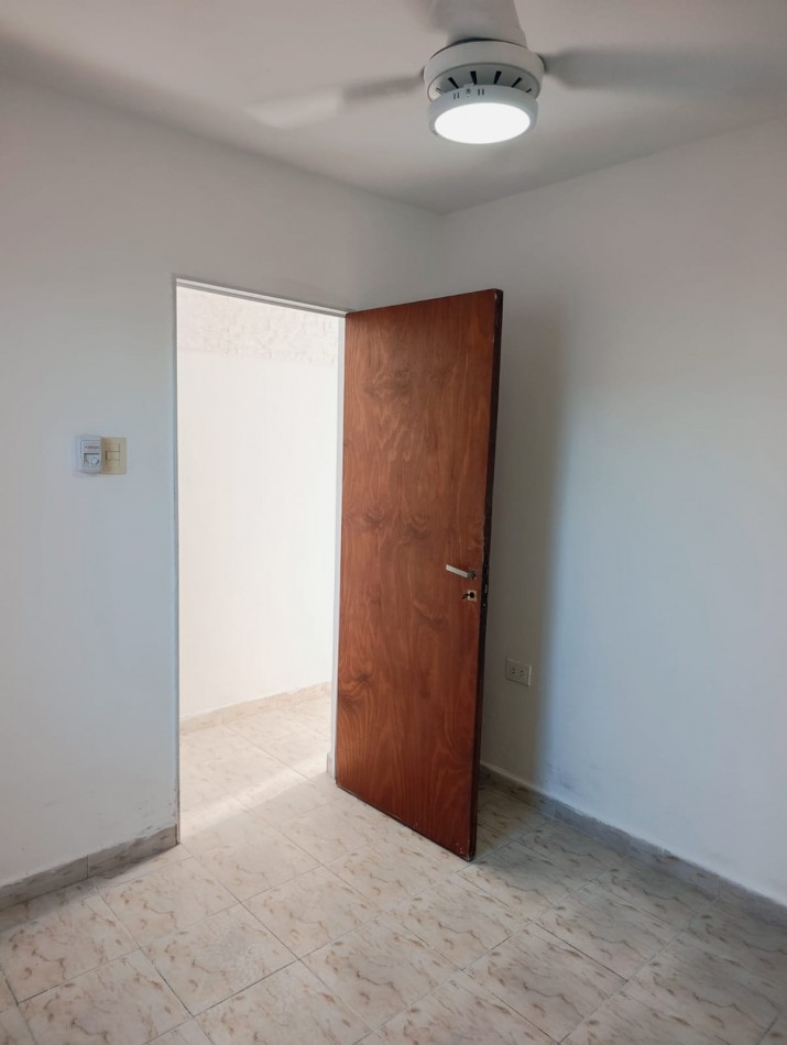 En alquiler departamento planta baja 1 dormitorio pequeño patio zona sur 