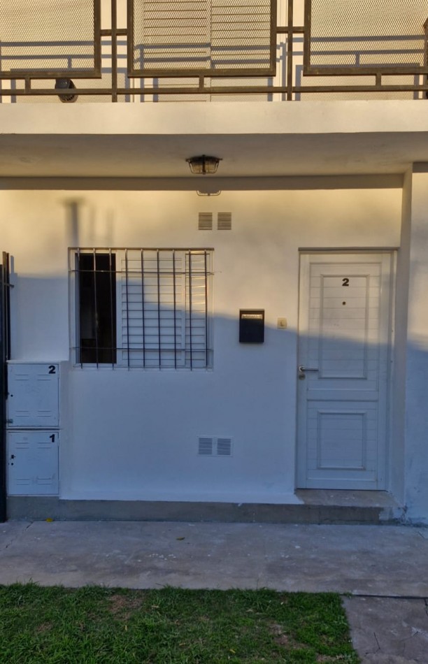 En alquiler departamento planta baja 1 dormitorio pequeño patio zona sur 