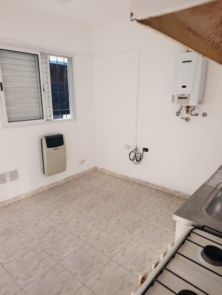 En alquiler departamento planta baja 1 dormitorio pequeño patio zona sur 