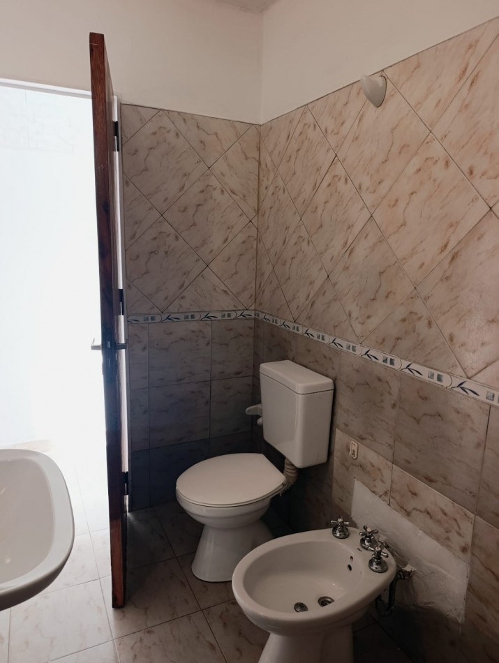 En alquiler departamento planta baja 1 dormitorio pequeño patio zona sur 