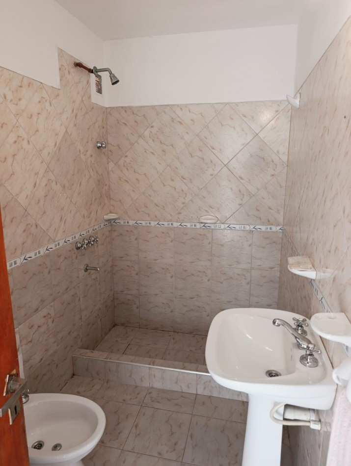 En alquiler departamento planta baja 1 dormitorio pequeño patio zona sur 