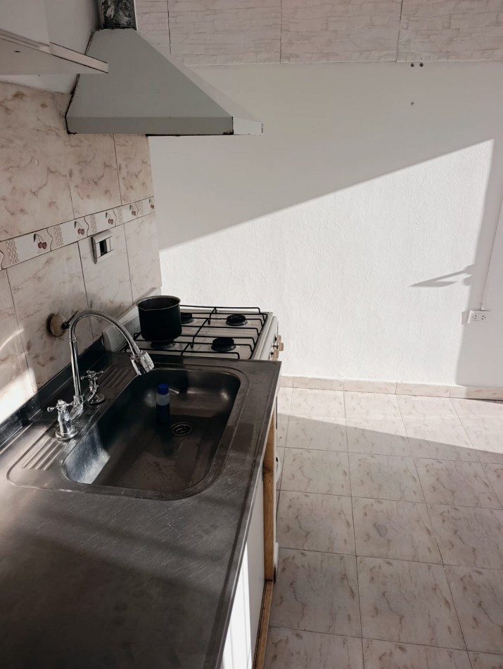 En alquiler departamento planta baja 1 dormitorio pequeño patio zona sur 