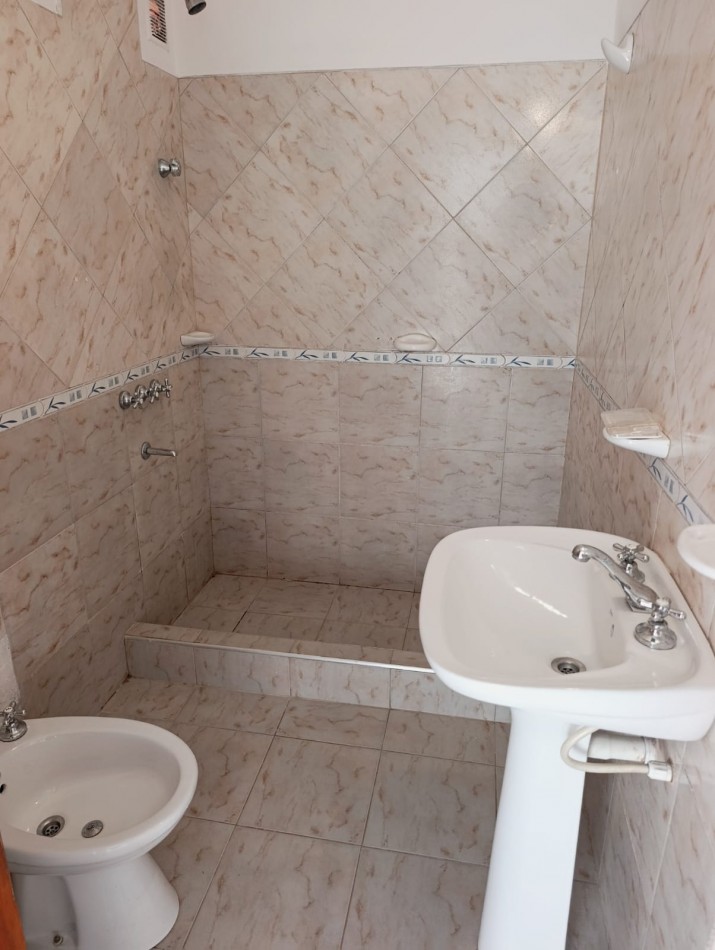 En alquiler departamento planta baja 1 dormitorio pequeño patio zona sur 