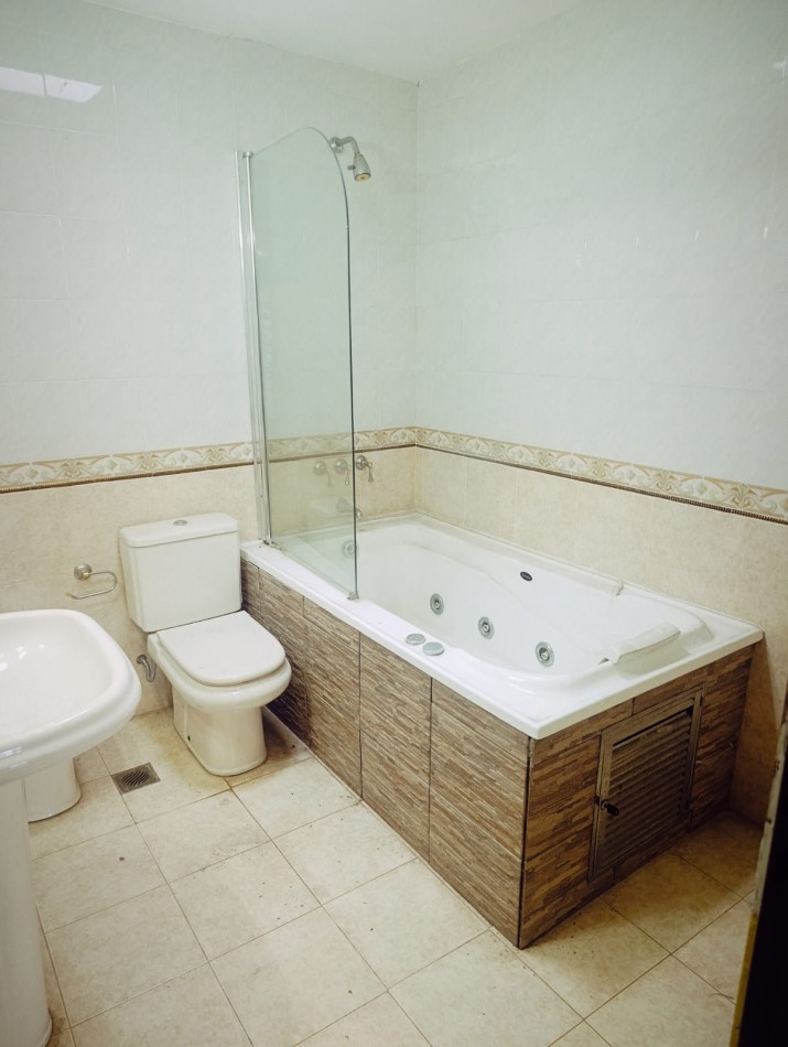 En venta hermosa casa zona Saenz Peña primer nivel 