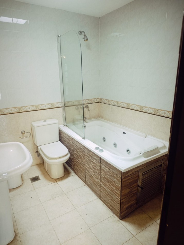 En venta hermosa casa zona Saenz Peña primer nivel 