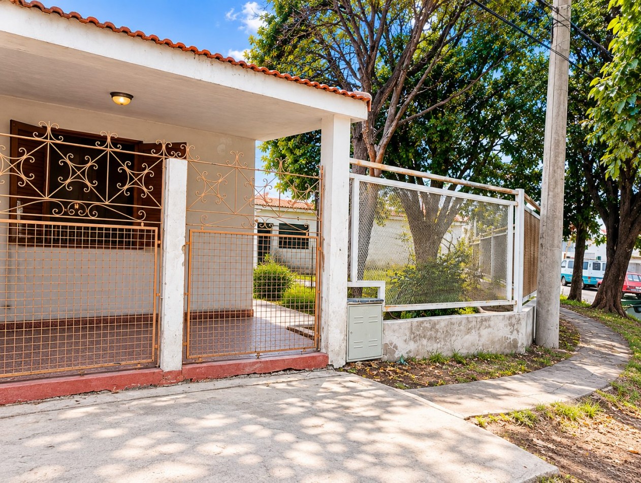 En venta propiedad sobre esquina Provincias Unidas y Tte. Gimenez 