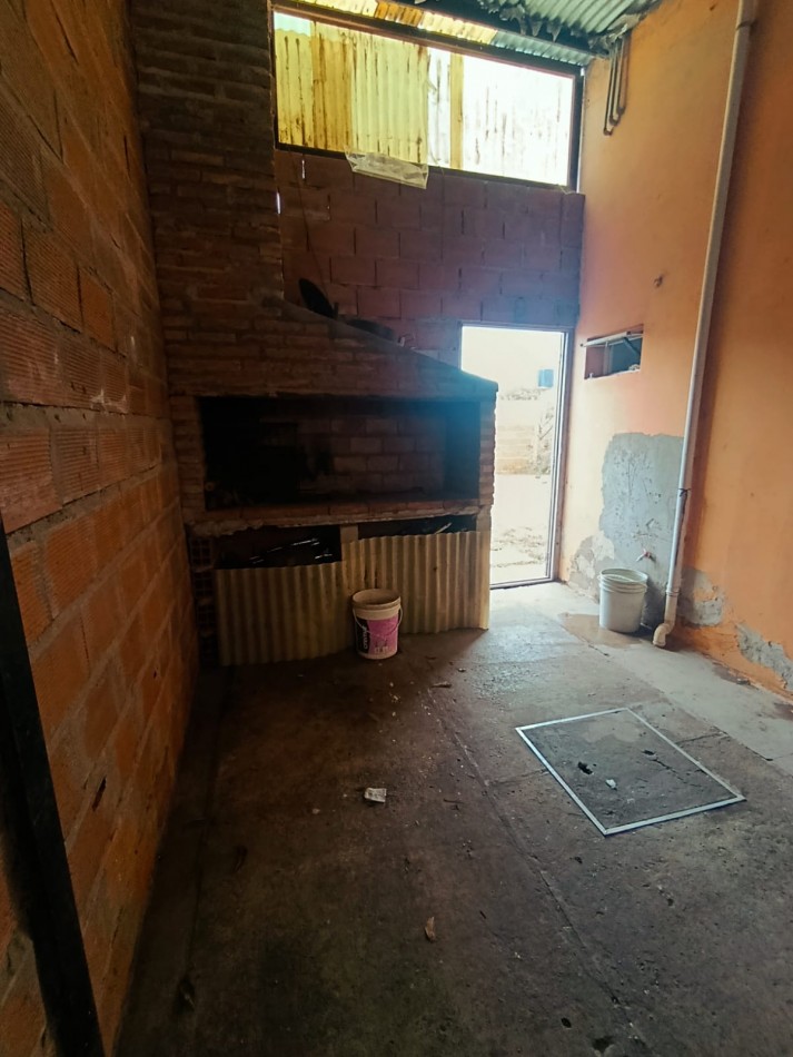 En venta casa en calle principal de Colonia Avellaneda con terreno 2 dormitorios 