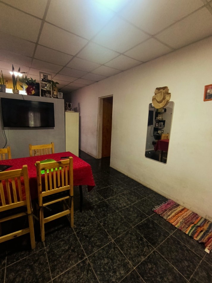 En venta casa en calle principal de Colonia Avellaneda con terreno 2 dormitorios 
