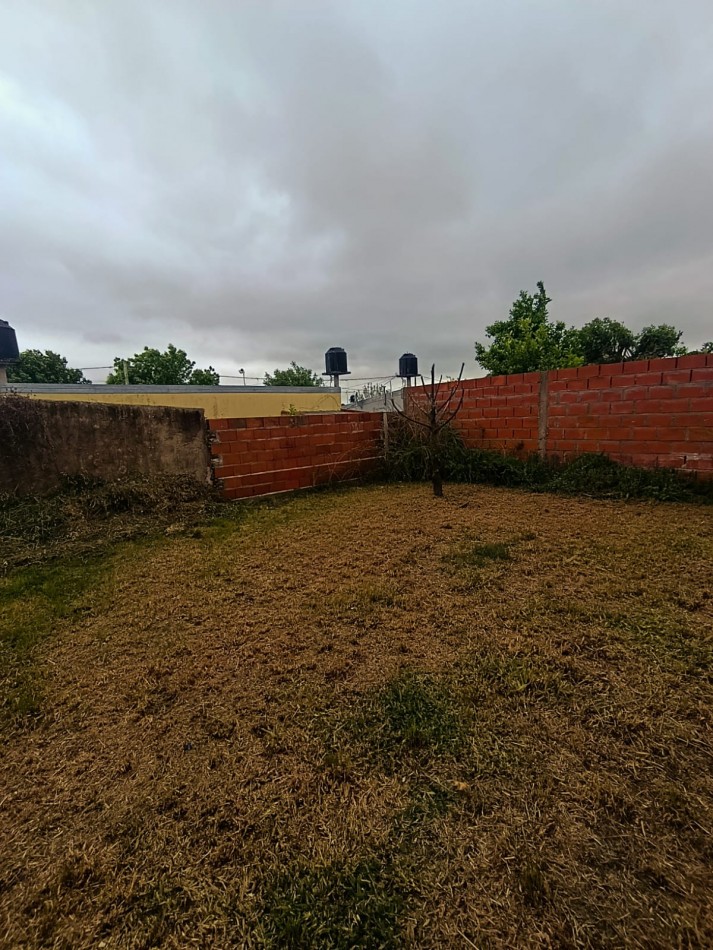 En venta casa en calle principal de Colonia Avellaneda con terreno 2 dormitorios 